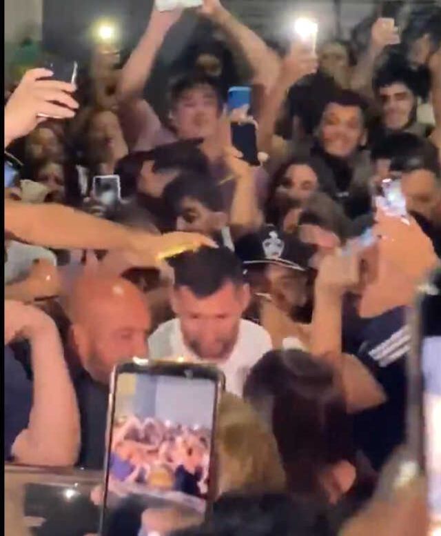 Restoranın etrafını kuşattılar! Lionel Messi, Arjantin'de canını zor kurtardı