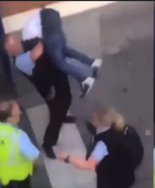 Güvenlik görevlisi trene kaçak binen yolcuyu havaya kaldırıp yere vurdu