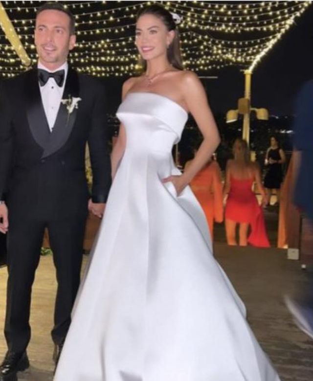 Demet Özdemir gelinliklerine gelen eleştirilere karşı sessizliğini bozdu