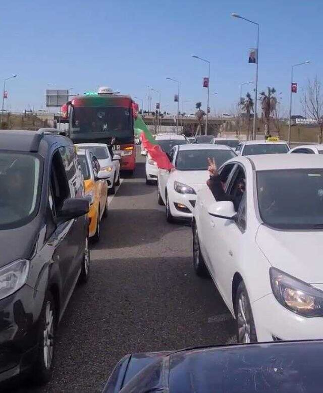 Amedsporlular, olaylı maç sonrası Bursa'dan dönen takımlarını karşılamak için havalimanına akın etti