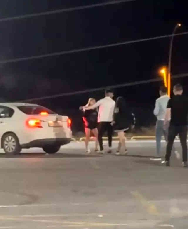 Tekme tokat birbirine girdiler! Genç kızların kavgası kamerada