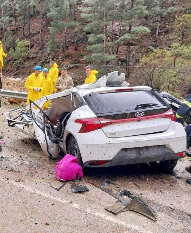 Son Dakika: Adana'da heyelan nedeniyle üzerine kaya devrilen otomobildeki 4 öğretmen hayatını kaybetti