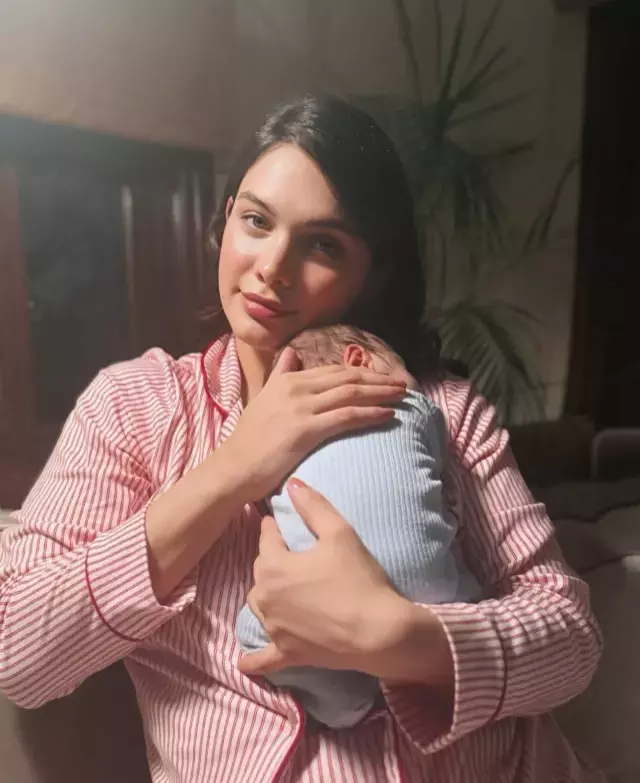 Ünlü oyuncu Beste Kökdemir, oğlu ile ilk fotoğrafını paylaştı