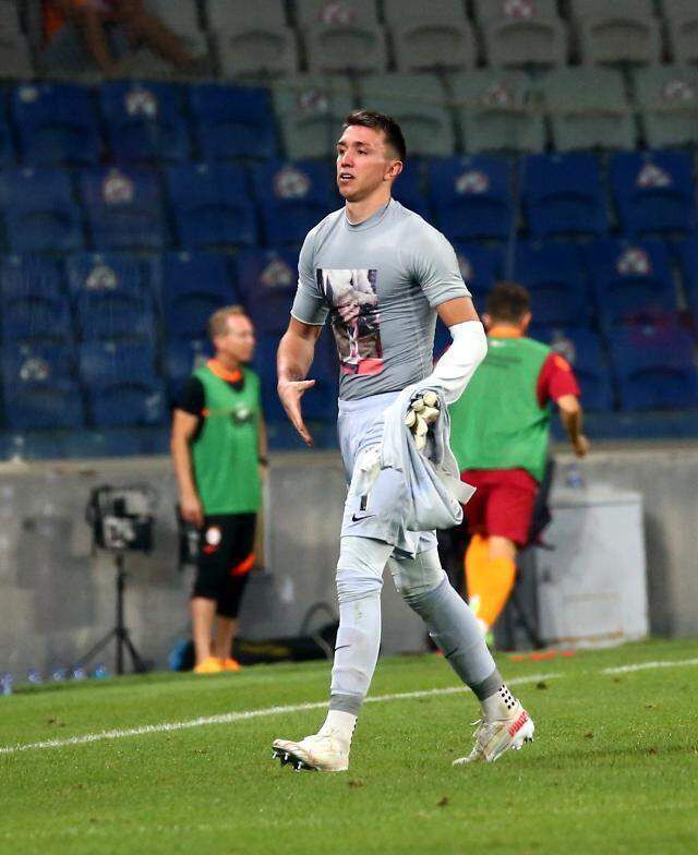 Muslera neden kırmızı kart gördü? 2021 Galatasaray - St. Johnstone maçında Muslera kırmızı kart mı gördü, neden kırmızı kart yedi?