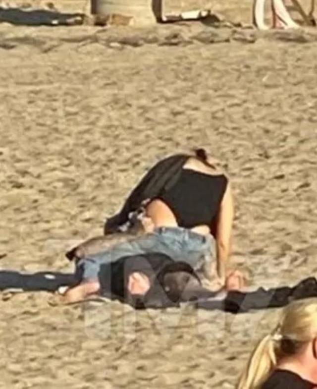 Kourtney Kardashian ve nişanlısı Travis Barker plajda sarmaş dolaş görüntülendi