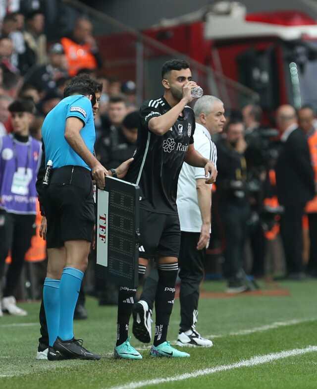 Rıza Çalımbay, Ghezzal'ın Sağlık Durumunu Değerlendirdi: 'Çok Ağladı, Riske Girmedik'