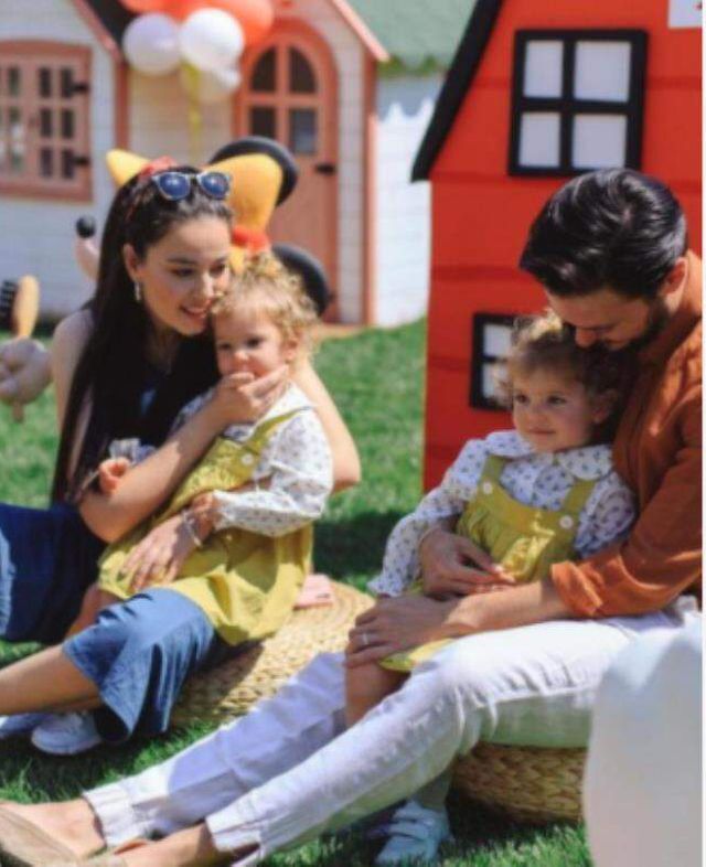 İkiz çocuk annesi Pelin Akil, siyah bikinisiyle beğeni topladı