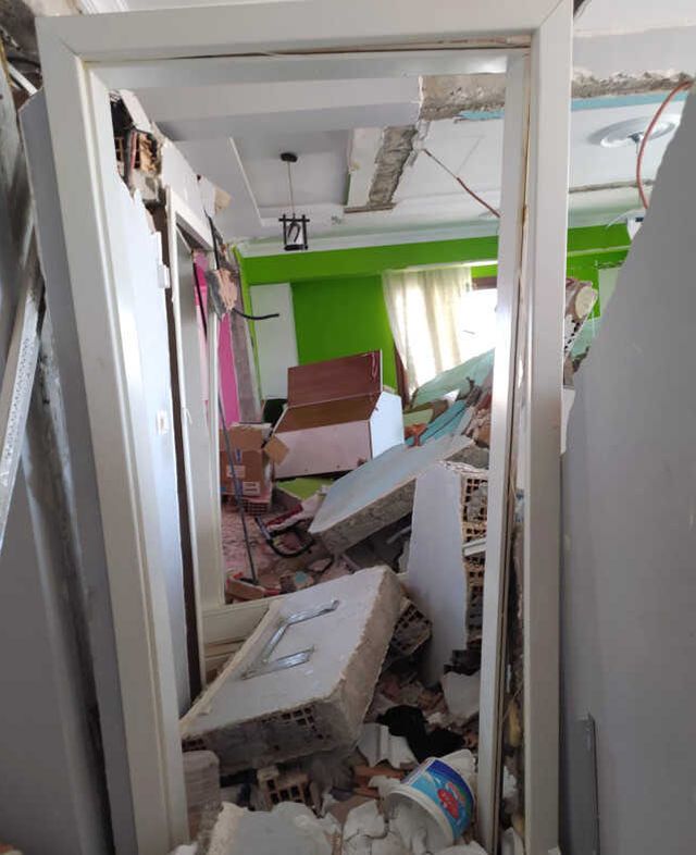 Hatay'da depremzede, ağır hasarlı evine girdiğinde gözlerine inanamadı