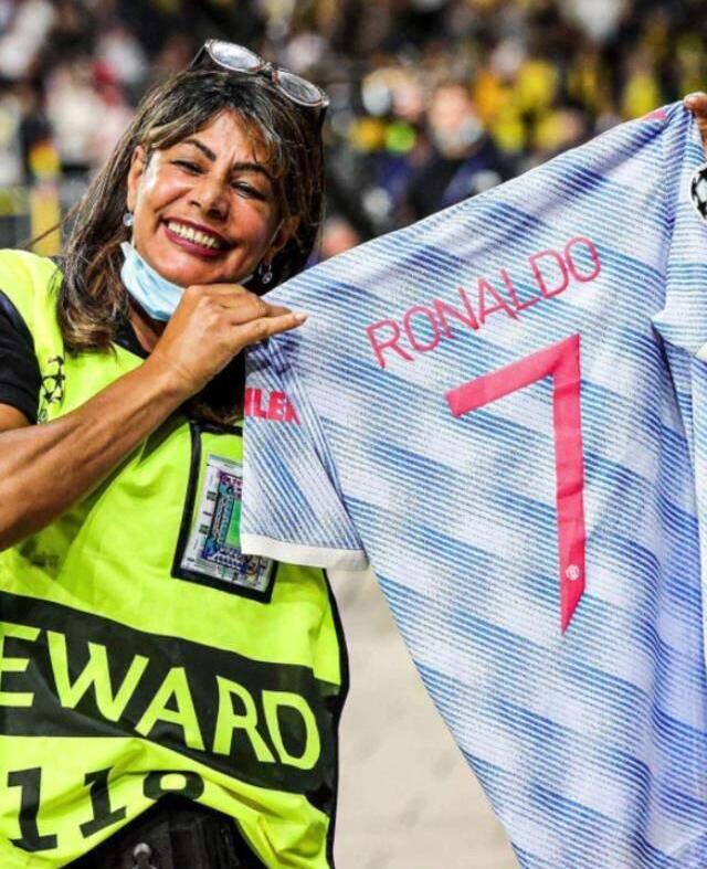 Yürekler ağza geldi! Ronaldo ısınma sırasında kadın güvenlik görevlisini bayılttı