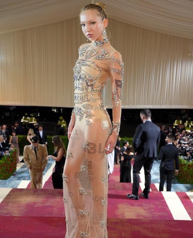 Hastalığını gizlemedi! Güzel model Lila Moss diyabet monitörü ve pompasıyla dikkat çekti