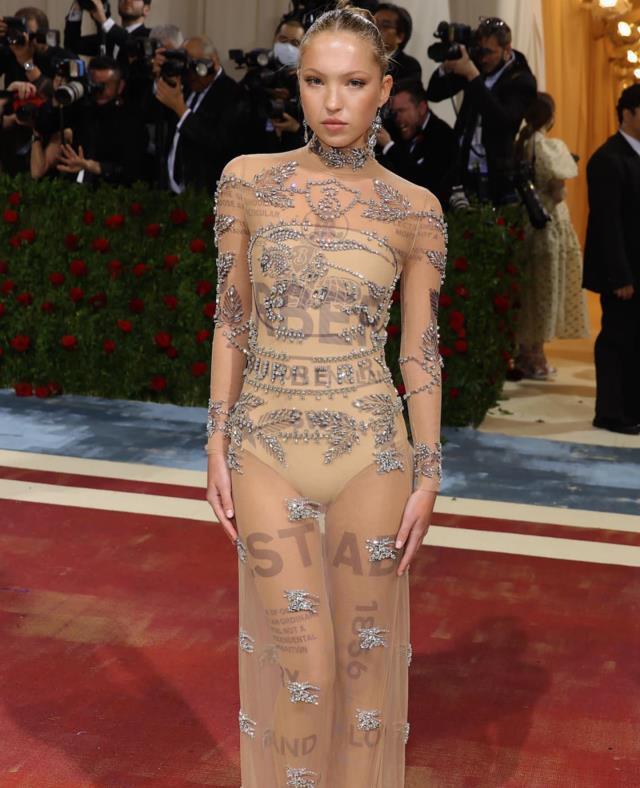 Hastalığını gizlemedi! Güzel model Lila Moss diyabet monitörü ve pompasıyla dikkat çekti