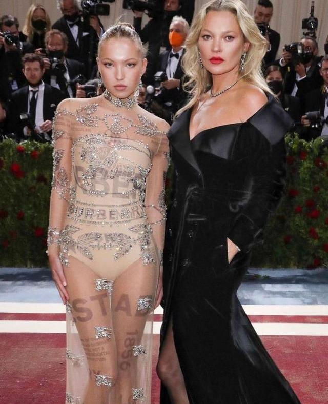 Hastalığını gizlemedi! Güzel model Lila Moss diyabet monitörü ve pompasıyla dikkat çekti