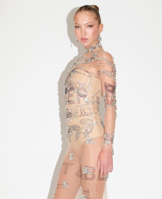 Hastalığını gizlemedi! Güzel model Lila Moss diyabet monitörü ve pompasıyla dikkat çekti