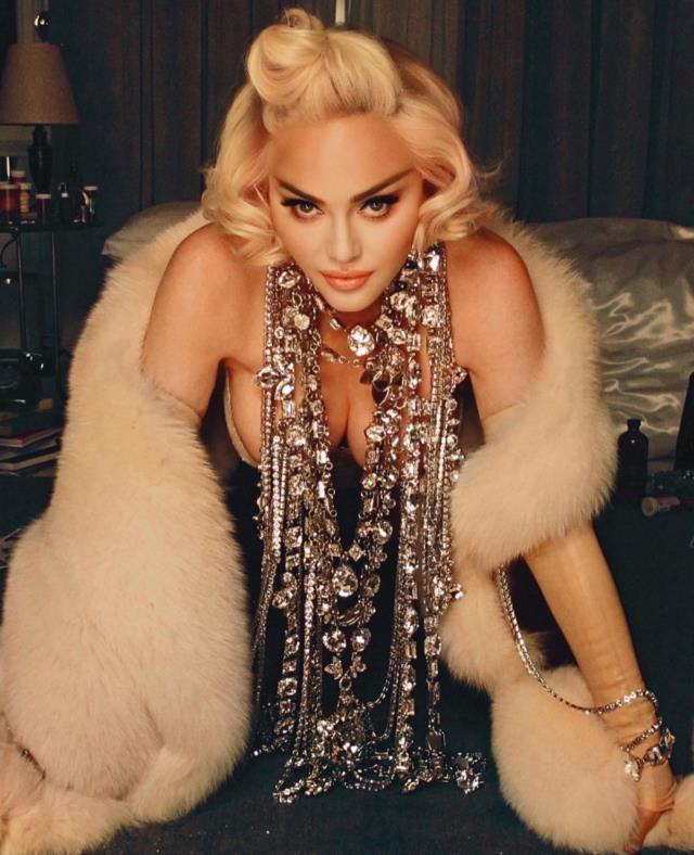 Dünyaca ünlü şarkıcı Madonna'nın paylaşımlarından dolayı Instagram'da canlı yayın yapması yasaklandı