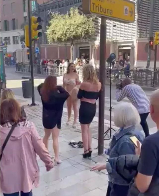 Genç kadınlar sokağın ortasında bir anda soyunmaya başladı, gerçek sonra anlaşıldı