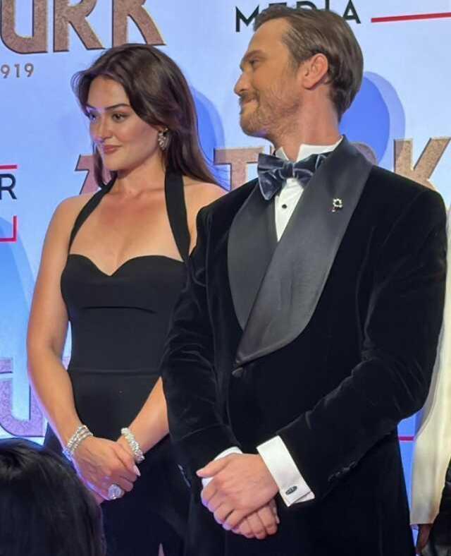 Atatürk filminin galasında talihsiz anlar! Başrol oyuncusu Esra Bilgiç'in elbisesi yırtıldı