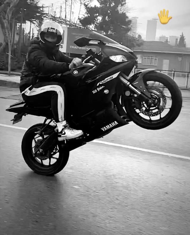 Motosikletle tek teker üzerinde gitmeye çalışırken kaza yapan sürücünün son anları kamerada