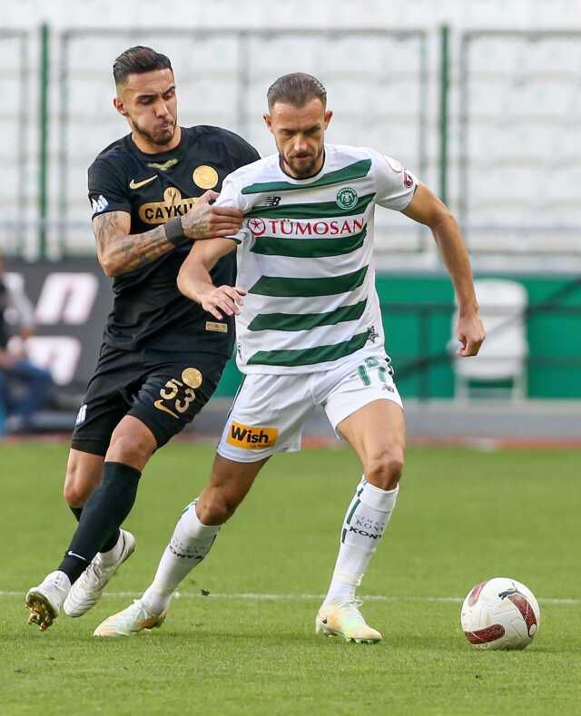 Ne olduysa son anlarda oldu! Konyaspor, eski hocasının takımına 3 dakikada boyun eğdi