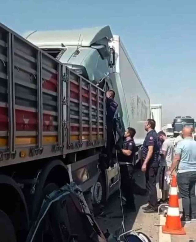 5 tır ve 2 kamyonet çarpıştı! Feci kazada 1 kişi hayatını kaybetti