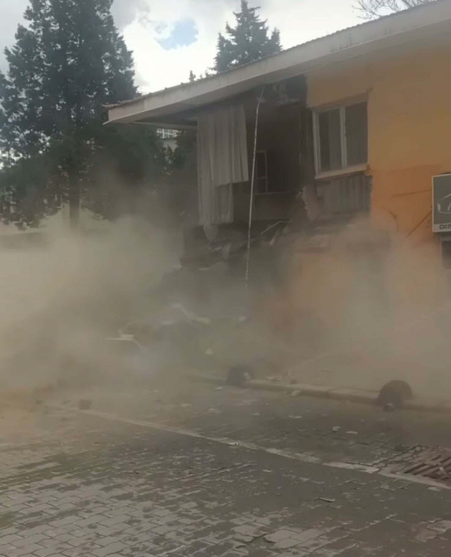 Deprem geçti ama tehlike bitmedi! Korku dolu anlar kamerada