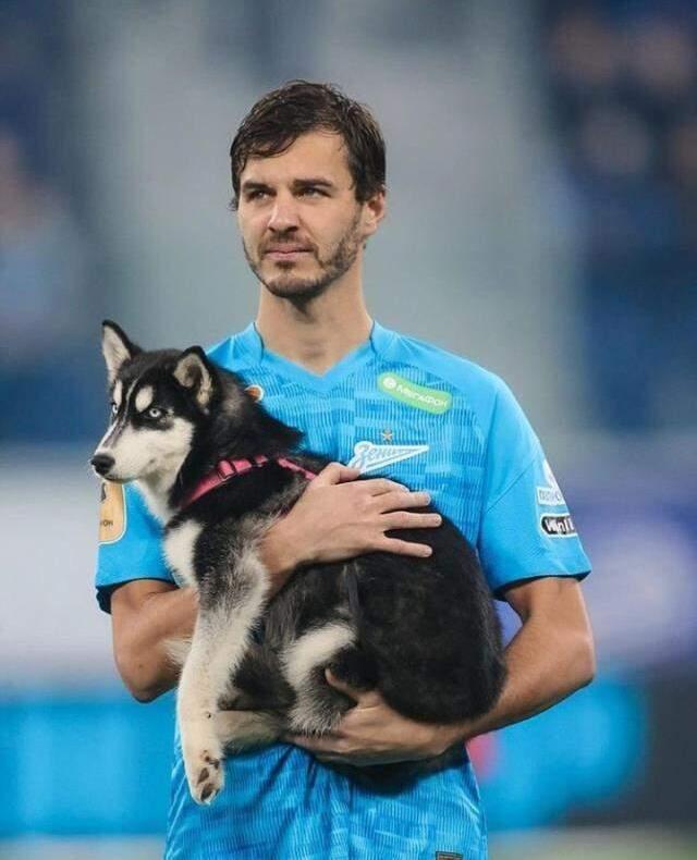Rus futbol takımı Zenit, sahaya barınaktaki köpeklerle çıktı! İşte o anlar!