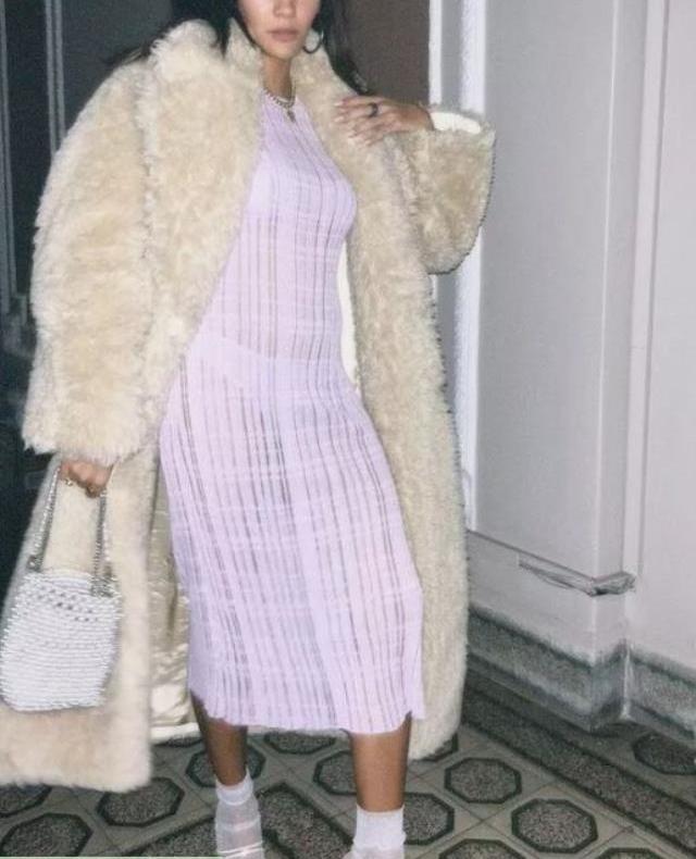 Aybüke Pusat soğuğa aldırmadı! Kabanının önünü açınca transparan elbisesi ortaya çıktı