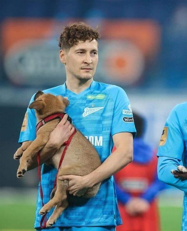 Rus futbol takımı Zenit, sahaya barınaktaki köpeklerle çıktı! İşte o anlar!