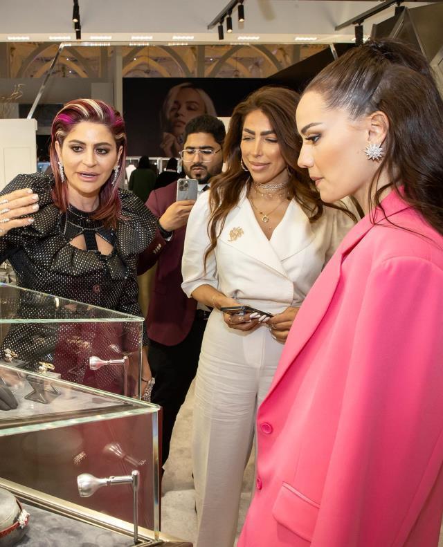 Katar'a davet edilen Fahriye Evcen, stadyumda verdiği pozlarla kendine hayran bırakıyor