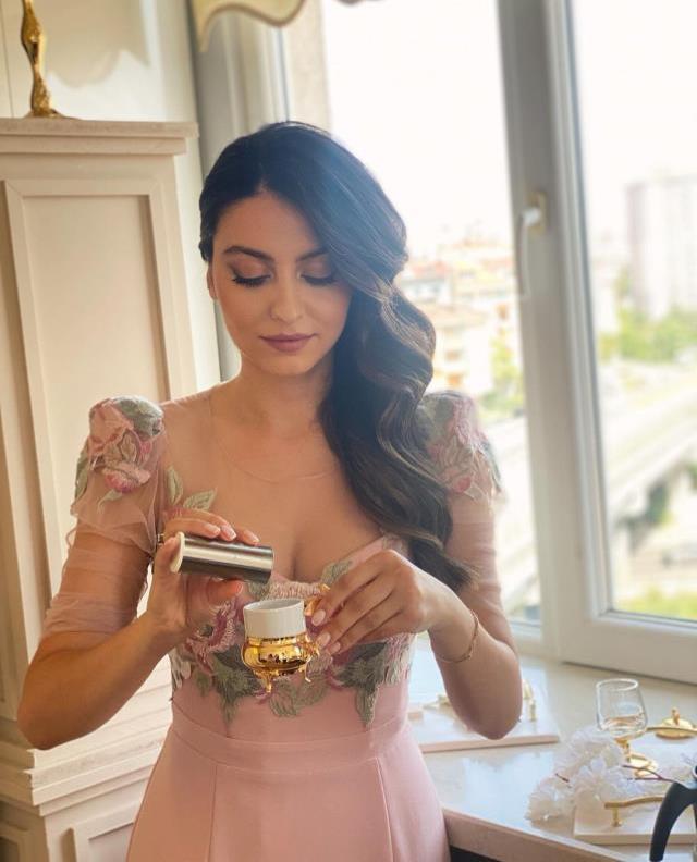 Cennet Mahallesi dizisiyle tanınan Belemir Temizsoy nişanlandı