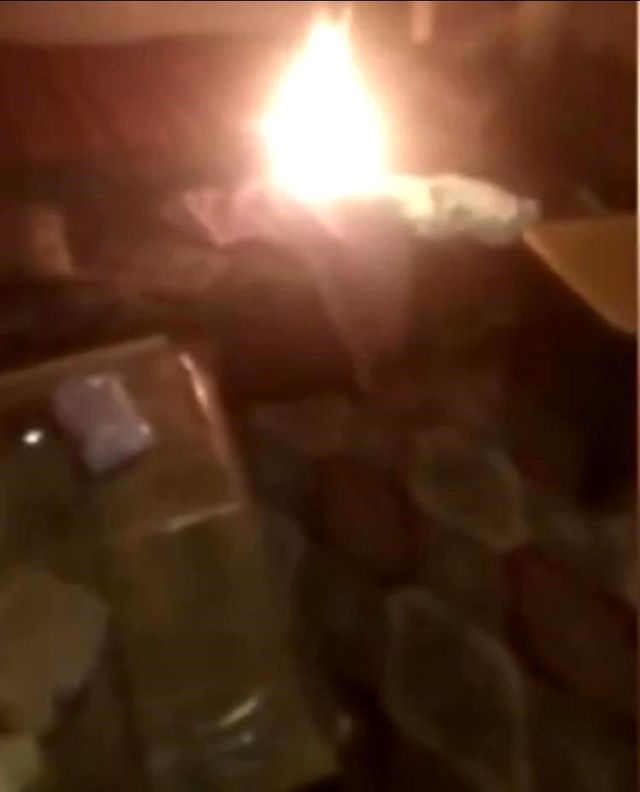 Sosyal medyada canlı yayını açıp evini ateşe verdi