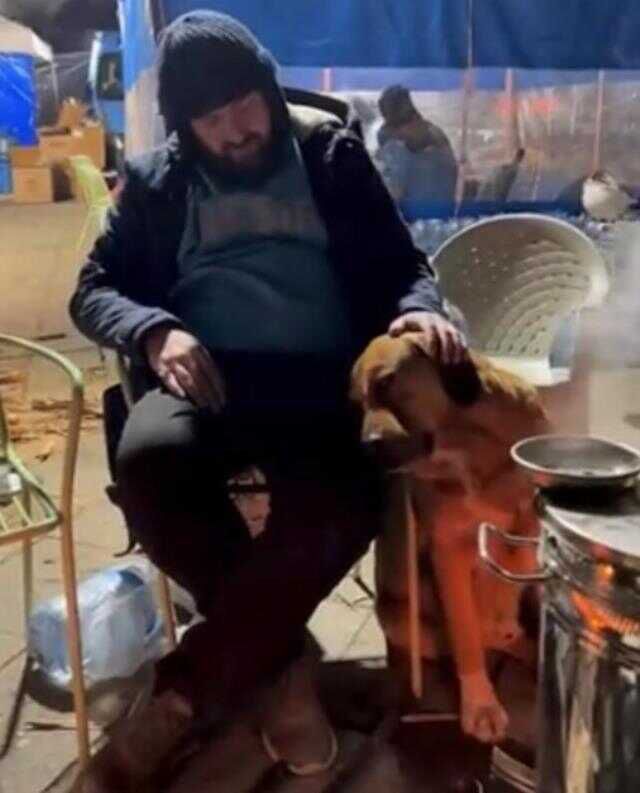 Sahibini depremde kaybeden köpeğin görüntüleri izleyenleri şaşırttı