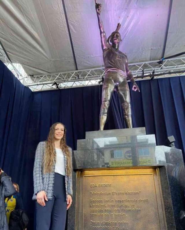 Fenerbahçe Kadın Voleybol Takım Kaptanı Eda Erdem Dündar'ın heykeline ilk yorum: Kol kasımdan saçımın duruşuna kadar aynı