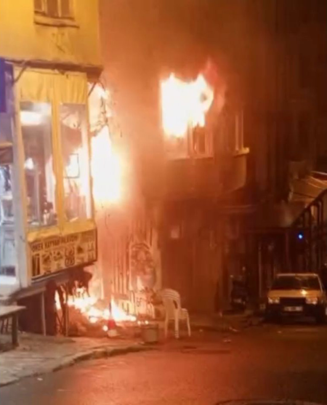 Beyoğlu'nda 4 katlı binada yangın çıktı: Bina sakini 2 kişi çatıya sığındı