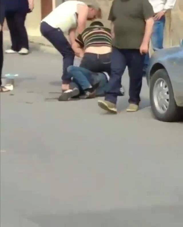 Yaralı doktor ile saldırgan arasındaki boğuşma anı kamerada