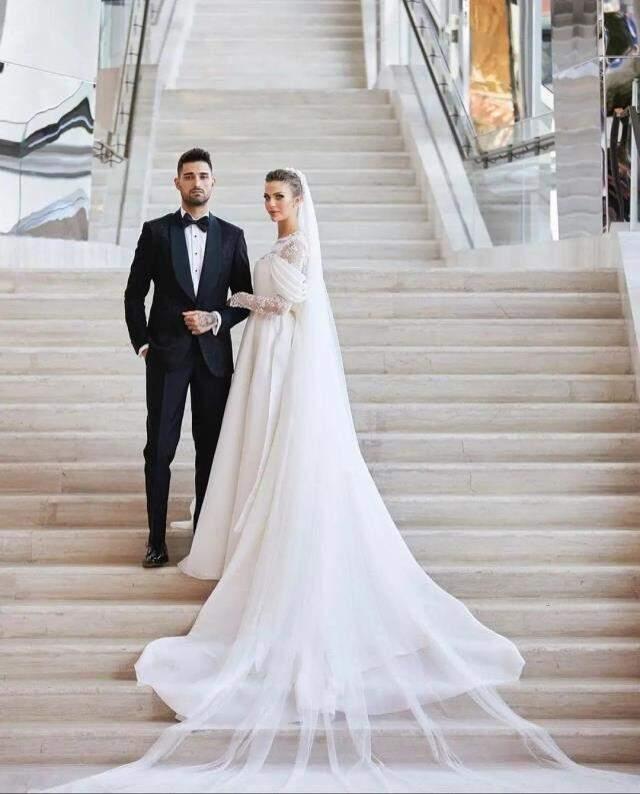 İdo Tatlıses ile evlenen Yasemin Şefkatli'nin gelinliği sosyal medya kullanıcılarını ikiye böldü