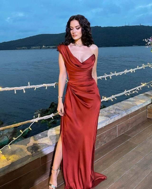 Fahriye Evcen'den cesur pozlar! Paylaşımı takipçilerini büyüledi