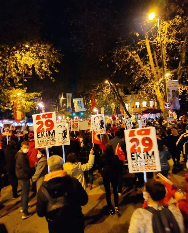 Bağdat Caddesi'nde Cumhuriyet Bayramı coşkusu! Binlerce kişiyle fener alayı düzenlendi
