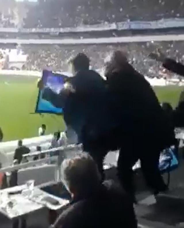 Herkes bu görüntüleri konuşuyor! Murat Sancak, Beşiktaş maçında protokol tribünündeki televizyonu kırdı