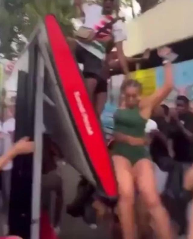 Otobüs durağının çatısında twerk yapan genç kadının sonu kötü oldu