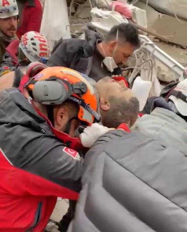 Günlerce enkazdan çıkarılmayı beklediler!