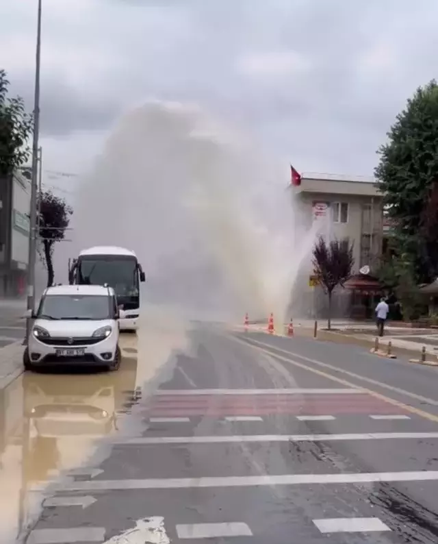 Düzce'de su borusu patladı: 5 metre su fışkırdı