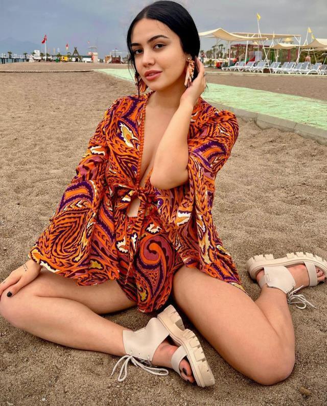 Ünlü fenomen Ece Ronay, çatlaklarıyla ilgili gelen yoruma sinirlenip takipçisine ateş püskürdü