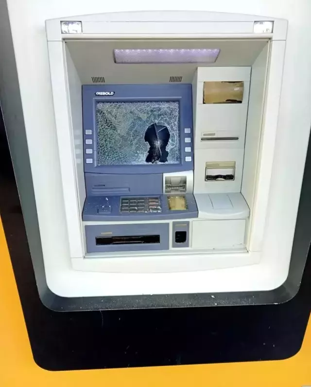 3'üncü kez ATM'leri çekiçle paramparça etti
