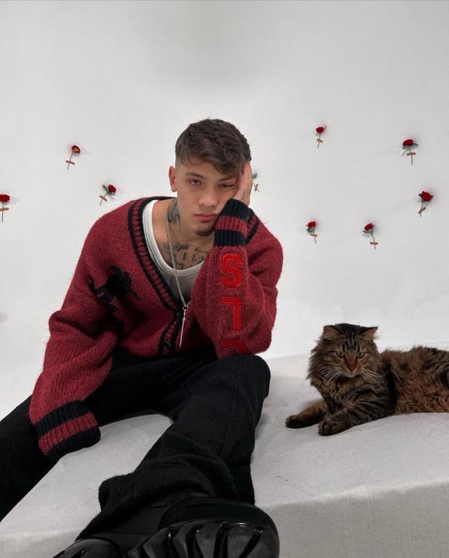 Şarkıları milyonlar dinlenen ünlü rapçi Çakal, kaldığı otelin önünde saldırıya uğradı