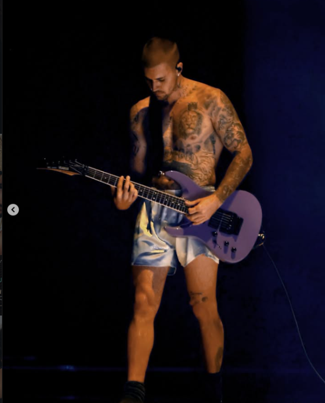 لباس جاستین بیبر در گرمی جنجال به‌پا کرد