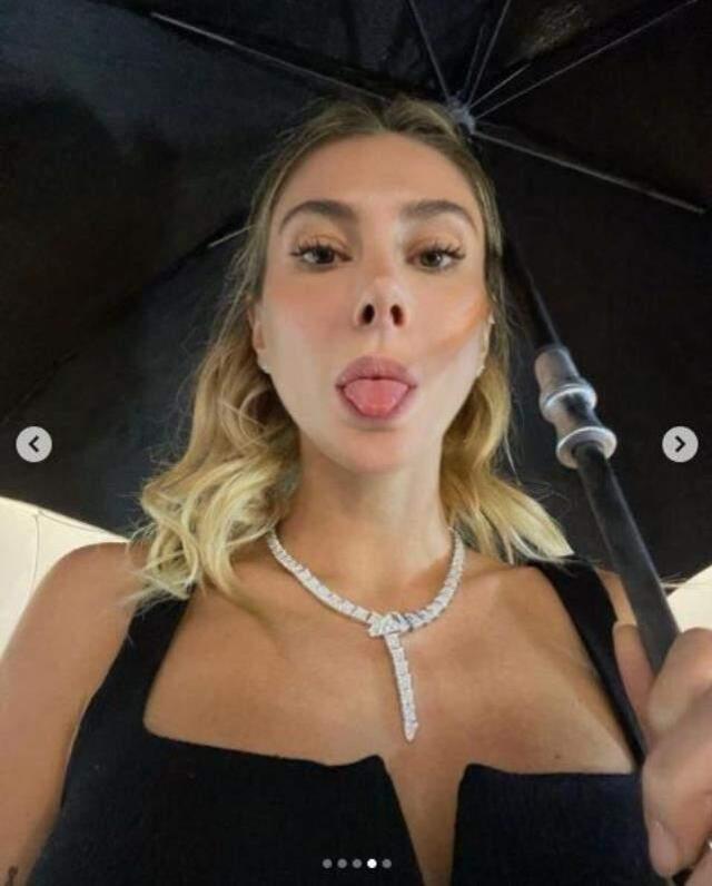 Şeyma Subaşı pahalı kolyesini göstermek için paylaşım üstüne paylaşım yaptı