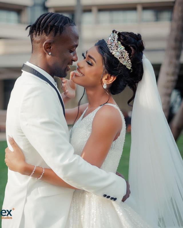 Golcü futbolcunun düğünde duyulmamış olay! Meğerse gelinle dans eden damat kendisi değilmiş