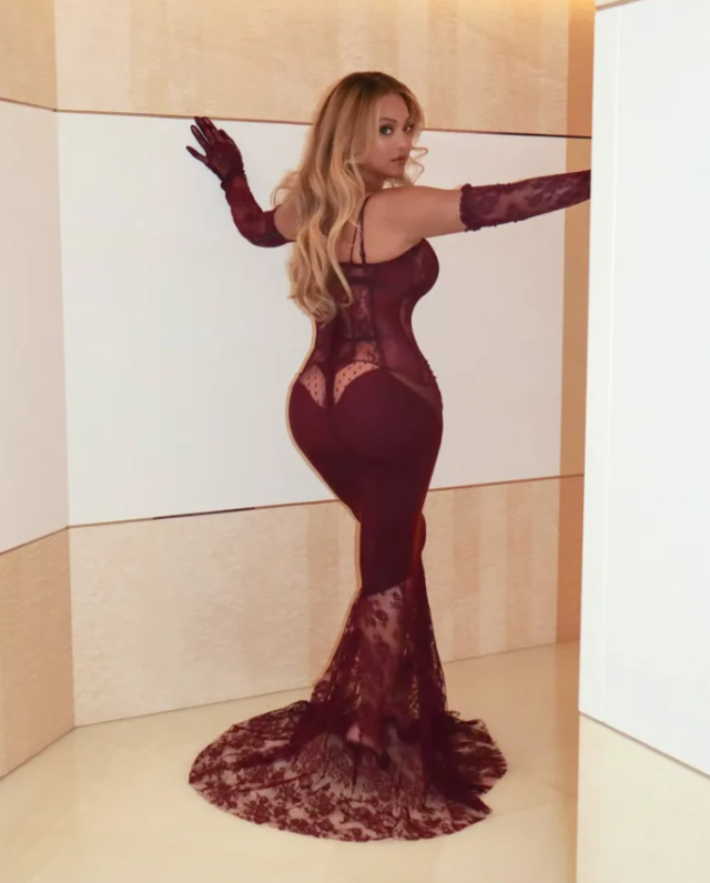 Beyoncé, 44. yaş gününü göz alıcı şeffaf elbisesiyle kutladı