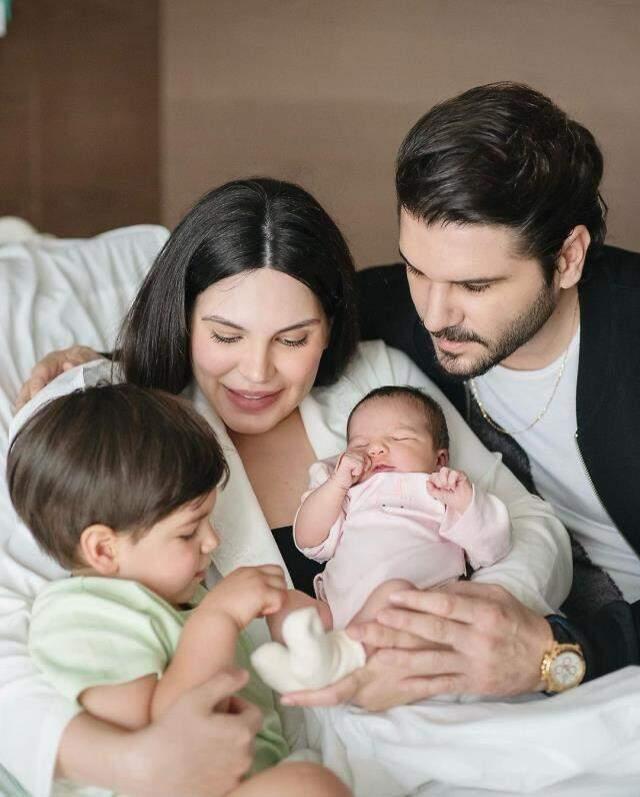 İkinci çocuğunu kucağına alan Almeda Abazi, kızının yüzünü ilk kez gösterdi