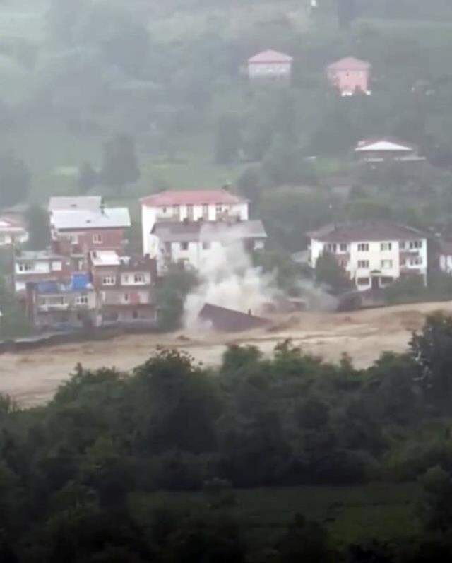 Artvin'de sel dere kenarındaki bir evi böyle önüne katıp götürdü